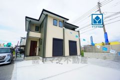 イオン福岡まで車で約6分（1.9ｋｍ）ショッピングや映画鑑賞などで楽しめます＾＾西鉄バス片峰新橋停徒歩3分＾＾並列駐車2台＾＾