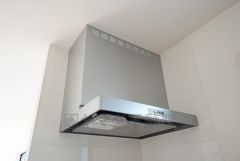 同仕様写真。風量が弱・強と切替え可能なレンジフードが調理中の煙をしっかり吸い込みます。手元を照らすライト付きです。