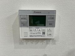 給湯器リモコンはキッチン横からボタンひとつで操作が楽々。通話ボタン付きでお子様とも会話ができて安心です。