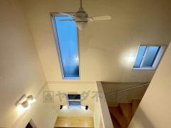 吹抜を設けたLDK横のマルチスキップは、天井が高く開放感たっぷり。窓から降り注ぐ陽光が家全体を明るく包み込みます。