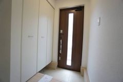 たっぷり収納できるシューズボックスです。家族全員の靴がきれいに整頓できます。棚の上にお花や写真を飾っても良いですね。