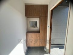 たっぷり収納できるシューズボックスです。家族全員の靴がきれいに整頓できます。棚の上にお花や写真を飾っても良いですね。