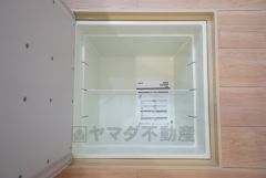 同仕様写真。キッチンにある床下収納は、居住スペースを減らさずに買い置きの調味料や非常食などを保管することができます。