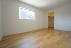 木目調のシンプルデザインで落ち着きと安らぎの空間に仕上げています。各部屋に収納が完備されているので、お荷物が多くなっても安心の設計です。
