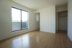 住む人のこだわりを活かす洋室＾＾日当たりがよく、寝室としての利用もおすすめ。広めのクローゼットもあり荷物もすっきり片付けれ、ゆとりのある暮らしが出来ます＾＾