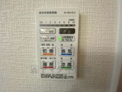 浴室暖房乾燥機には、暖房、乾燥、涼風、換気の4つの機能が付いています。タイマー付きです。