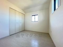 全居室に収納完備。下段を引き出し収納にするなど、空いたスペースを有効活用すれば収納力がグッと高まります。常に整理整頓されたお部屋は気持ちがいいです＾＾