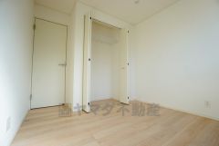 同仕様写真。木目調のシンプルデザインで落ち着きと安らぎの空間に仕上げています。各部屋に収納が完備されているので、お荷物が多くなっても安心の設計です。