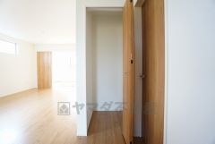 まとめ買いしてもこの収納量なら心配要らずのパントリー。調理家電や食品のストックをすっきりまとめられ、キッチン周りを広々使えます。