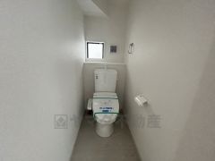 温水洗浄機付トイレです。節水機能もあるので、安心して使えますね。もちろん、1階2階の2ヶ所にトイレがあるので、忙しい朝にもゆとりができますね。