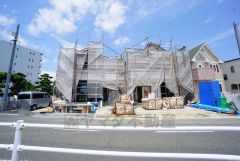 前面道路は8.1ｍ。 お車をスムーズにお停めできます＾＾ カースペースは全棟2台＾＾ 西鉄バス須恵停徒歩2分。