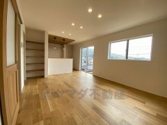 家族が集まる開放的なリビング。約17帖の大空間で毎日のお食事が楽しみです＾＾思い思いの時間を過ごしたり、家族みんなで食事をしたり、素敵な団らんの場になりますね。