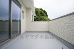 同仕様写真。お洗濯物を干すスペースとしても十分な広さがあります。  お天気の良い日はお洗濯物がよく乾きそうな日当たり良好のバルコニーです＾＾