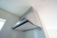 調理により発生する油煙や臭いを吸い込み、屋外へ排気してくれます。