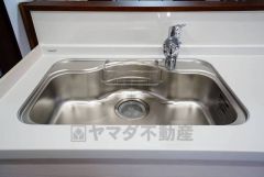 広々とした凸型シンクに洗剤ポケットを標準装備。大きなお鍋など洗いやすいです。洗剤や石鹸、スポンジもすっきりできる収納付き。