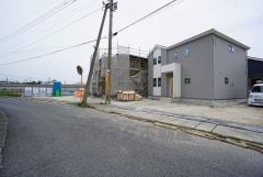 前面道路は6ｍ以上＾＾車をスムーズにお停めできます＾＾ カースペースは3台以上＾＾ご夫婦で車を1台ずつ所有でき便利です＾＾