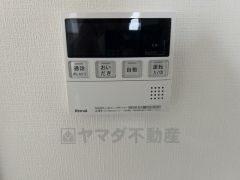 キッチン横からお湯張り、追い炊き、足し湯がボタン一つで楽々操作できる給湯機リモコンです＾＾忙しい夕飯の準備の時間帯に重宝しますね。