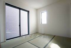 同仕様写真。リビングからの続き間として和室をご用意しました。普段はリビングとつなげて開放的なスペースとして。来客時には客間としてお使いいただけます。