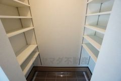 シューズインクローゼットも完備されており、玄関収納も問題ありません。棚の上にお花など飾ってインテリアも楽しめますね。