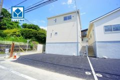 オール電化。並列駐車3台。スーパー・コンビニまで歩9分。 西鉄バス「梅大路」停まで徒歩9分。