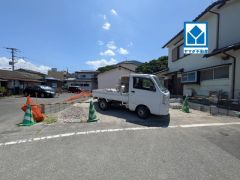 駐車スペースはゆとりある2台分を確保。マイカー用に、お客さま用に、余裕を持ってご利用いただけます。