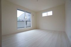 主寝室としてお使いいただけそうなこちらのお部屋は、日当たりが良く、爽やかな風を感じて起きる朝は、快適生活の始まりに。