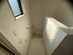 ご年配の方でも安心できる、手すり付き階段です＾＾段差も低めで設定されてますので安全性にも優れてますね＾＾