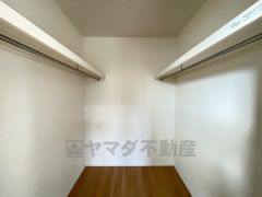 収納力豊富なウォークインクローゼット付き。洋服や小物などを1箇所にまとめて美しい収納を実現します。