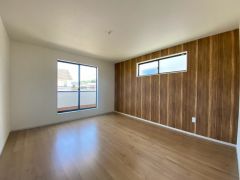 主寝室としてお使いいただけそうなこちらのお部屋は、日当たりが良く、爽やかな風を感じて起きる朝は、快適生活の始まりに。