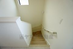 同仕様写真。ご年配の方でも安心できる、手すり付き階段です＾＾段差も低めで設定されてますので安全性にも優れてますね＾＾