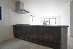 対面式カウンターキッチンでお子様の様子が見守れます。カウンタートップは耐熱性に優れており、日ごろのお掃除もふき取るだけでＯＫ。ステンレスシンクも簡単にお掃除できますよ。