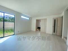 大きな窓のあるリビングは、陽光あふれる明るい空間です。居心地良く、ご家族皆がゆったり寛げる憩いの空間となりそうです。