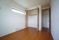 全居室にはたっぷり収納できる大型クローゼットを設置しています。窓には断熱性・保温性にすぐれ、省エネ効果のあるペアガラスを採用。冬には結露を防止します。