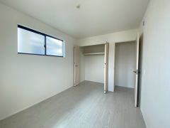 住む人のこだわりを活かす洋室＾＾日当たりがよく、寝室としての利用もおすすめ。広めのクローゼットもあり荷物もすっきり片付けれ、ゆとりのある暮らしが出来ます＾＾