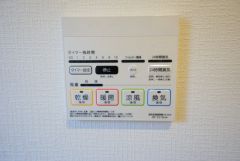 同仕様写真。浴室暖房乾燥機には、暖房、乾燥、涼風、換気の4つの機能が付いています。タイマー付きです。換気・雨の日の洗濯も安心です＾＾