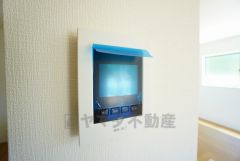 防犯性もばっちり、TVモニター付きインターフォン完備。大きなモニターで玄関先を確認できます。録画機能が付いているので不在時の訪問者も確認できて安心です^^