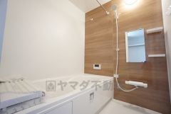 1日の疲れを癒すくつろぎのバスルーム。足を伸ばしてもゆったりと入れるサイズです。お子様と一緒にお風呂に入っても狭くないですね^^