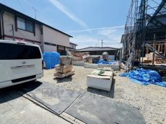 カースペースは停めやすい並列駐車3台付き。