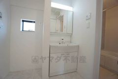 三面鏡つき洗面台。収納も一体型になっているので、ドライヤーやヘアアイロンの置き場に困りませんね。