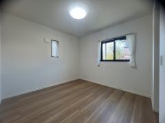 2面採光を確保した明るい室内は、風通しも良く、大変居心地の良い空間となっております。爽やかな風を感じて起きる朝は、快適生活の始まりに。