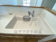 同仕様写真。広々とした凸型シンクに洗剤ポケットを標準装備。大きなお鍋など洗いやすいです。洗剤や石鹸、スポンジもすっきりできる収納付き。