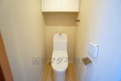 温水、暖房、ウォシュレット付の高機能トイレ。汚れが付きにくく、落ちやすい加工がされており、お掃除もラクラクです。