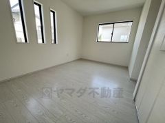 2面採光を確保した明るい室内は、風通しも良く、大変居心地の良い空間となっております。爽やかな風を感じて起きる朝は、快適生活の始まりに。