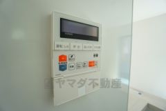 給湯器リモコンはキッチン横からボタンひとつで操作が楽々。通話ボタン付きでお子様とも会話ができて安心です。