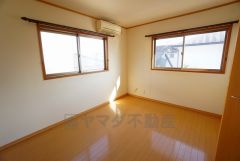 2面採光を確保した明るい室内は、風通しも良く、大変居心地の良い空間となっております。爽やかな風を感じて起きる朝は、快適生活の始まりに。