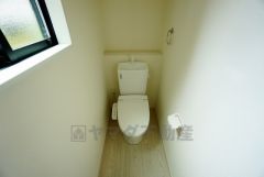 同仕様写真。ウォシュレット付トイレです。節水機能もあるので、安心して使えますね。もちろん、1階2階の2ヶ所にトイレがあるので、忙しい朝にもゆとりができますね。