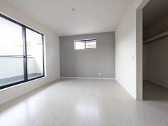 温かい光の差し込むゆとりのある居室をぜひ現地にてご確認くださいませ。