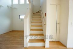 ご年配の方でも安心できる、手すり付き階段です＾＾段差も低めで設定されてますので安全性にも優れてますね＾＾