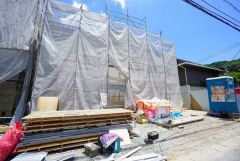 カースペースは停めやすい並列駐車5台付きで来客時も安心です＾＾（軽自動車含む） 自転車やバイクなども置ける広さです＾＾