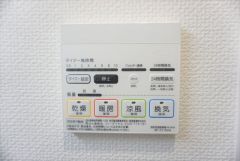 同仕様写真。浴室暖房乾燥機には、暖房、乾燥、涼風、換気の4つの機能が付いています。タイマー付きです。換気・雨の日の洗濯も安心です＾＾